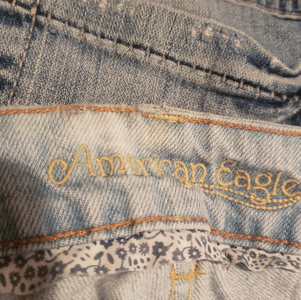3/$10 American Eagle junior distressed stone washed denim shorts - Picture 4 of 5